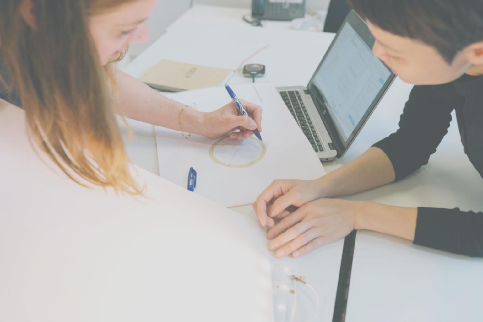 Étudiant analysant des documents financiers et des graphiques de flux de trésorerie