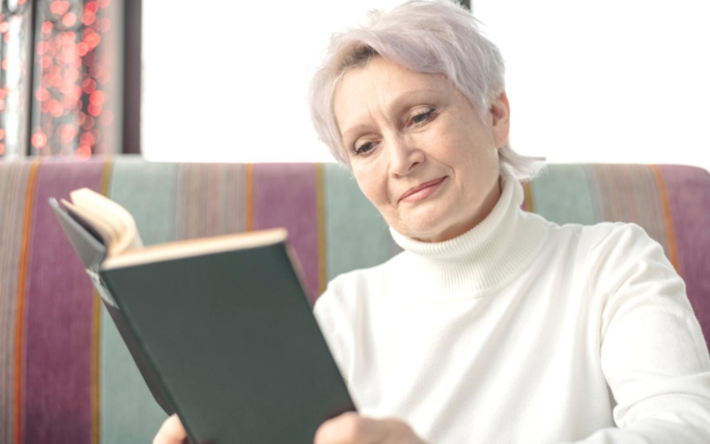 Étudiant travaillant sur son budget mensuel avec ordinateur et documents financiers