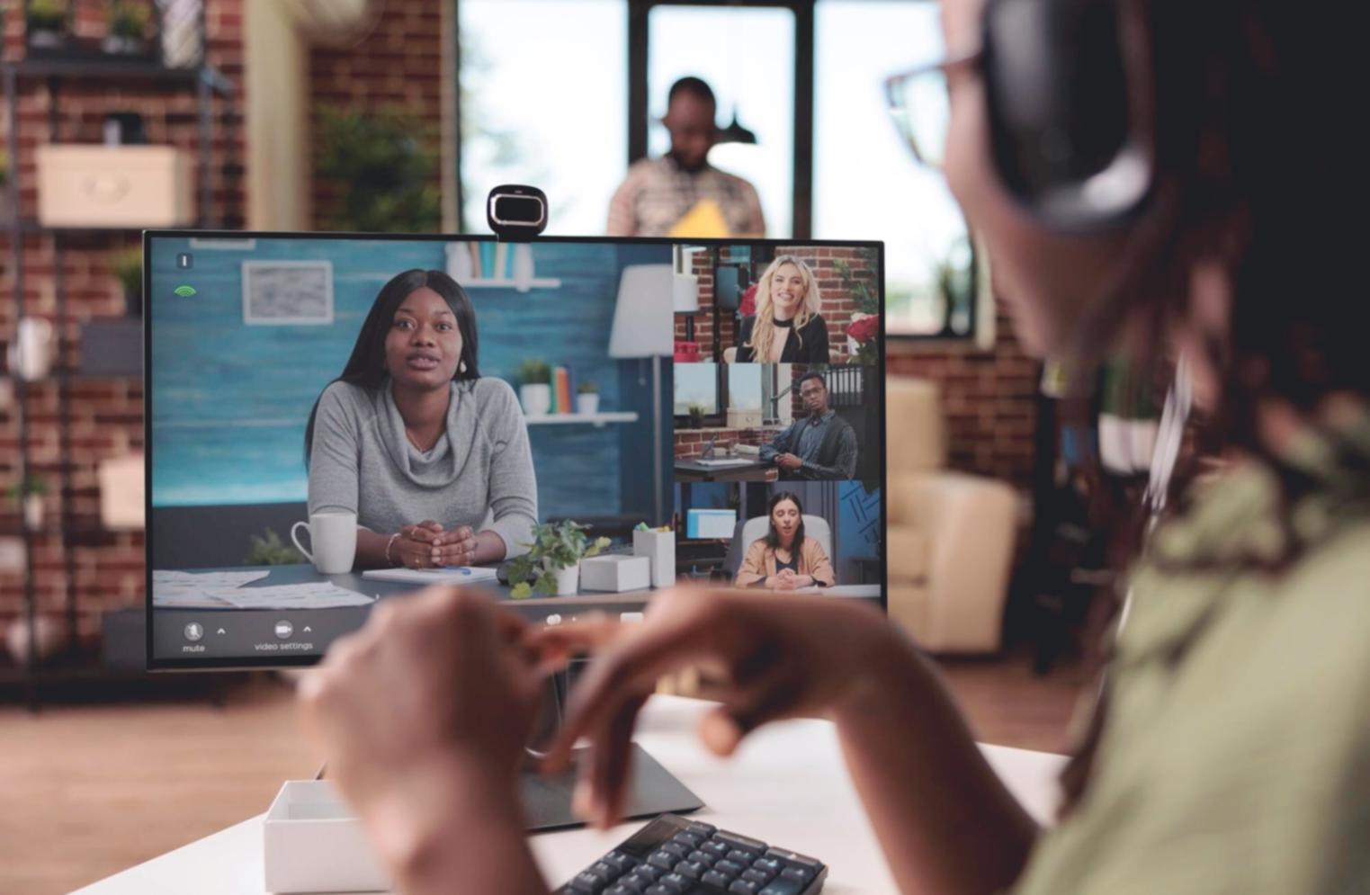 Groupe d'étudiants collaborant sur un projet de prévision budgétaire avec ordinateurs et documents